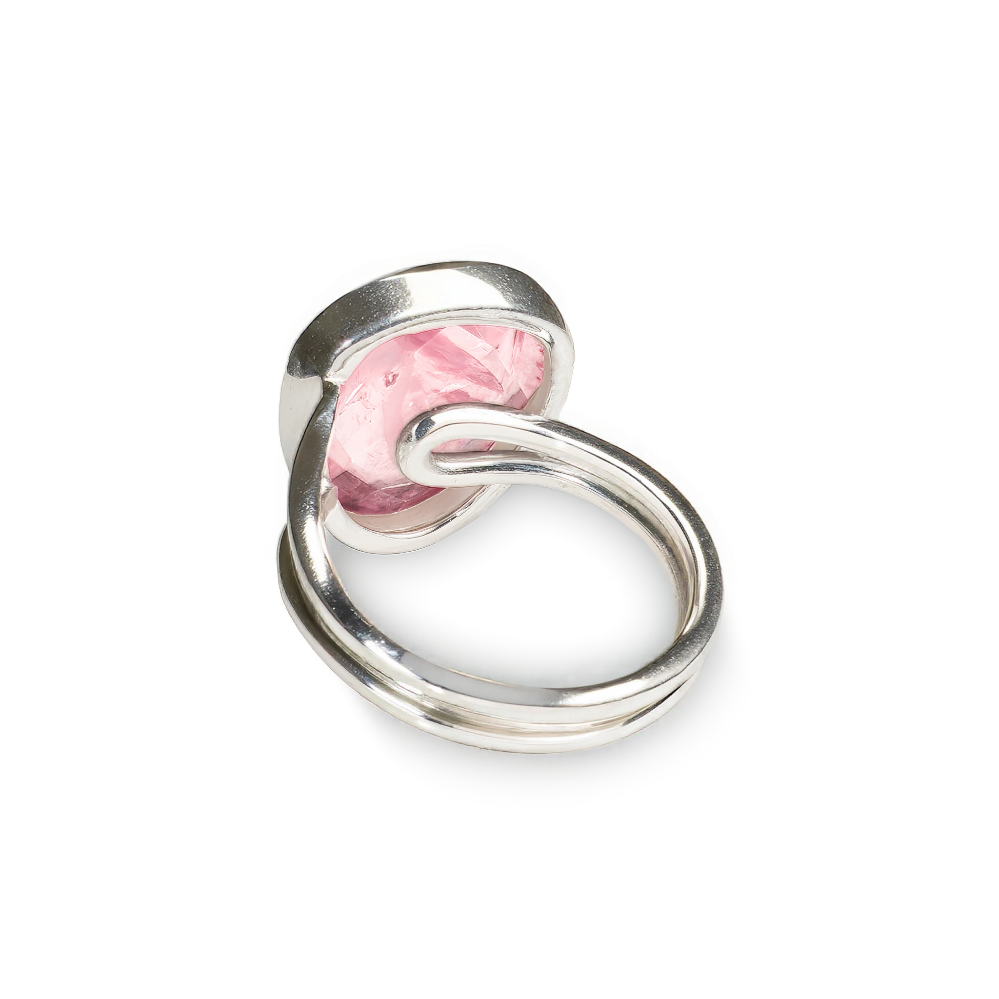Minimalist sterling silver ring featuring a bezel-set oval rose quartz gemstone with a delicate pink hue. A refined and elegant design inspired by Nordic simplicity, celebrating the soft beauty and natural charm of rose quartz.