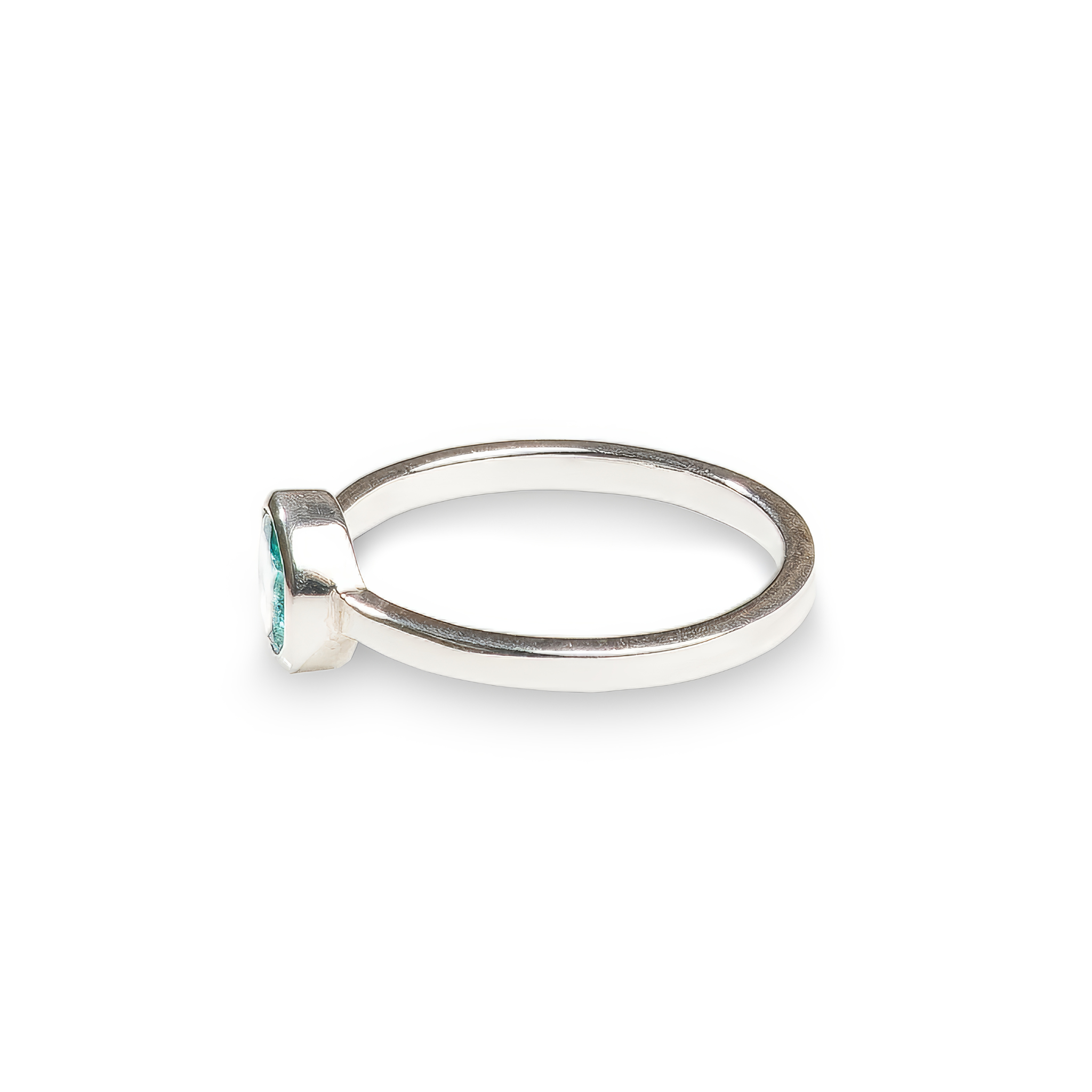 Minimalist sterling silver ring featuring a bezel-set round blue tourmaline gemstone. A timeless and elegant design inspired by Nordic simplicity, celebrating the beauty of natural stones and refined craftsmanship.